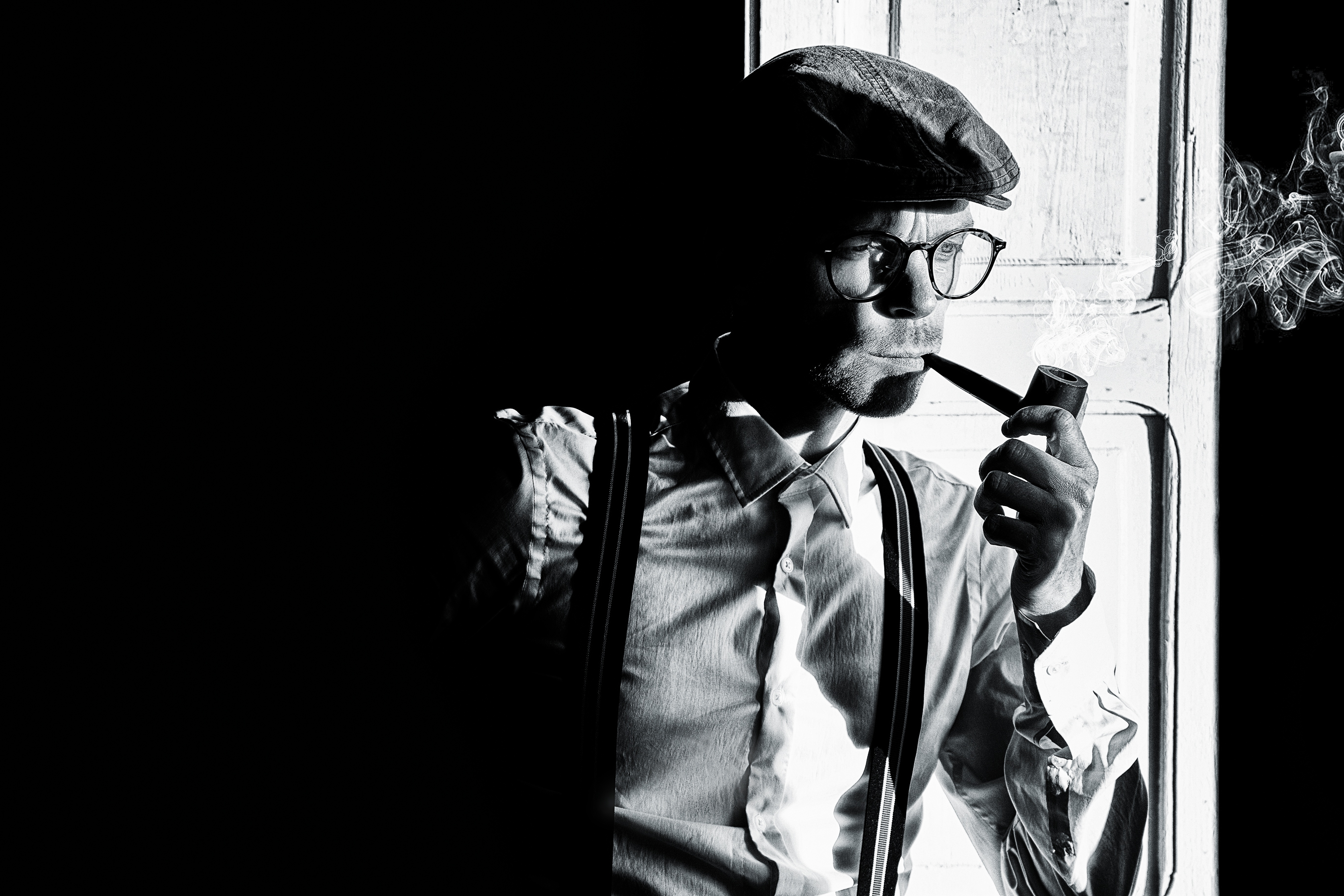 промышленный шпионаж. девушка за углом. смешные позы фотографов. мужик с биноклем. наблюдение из машины.